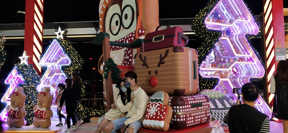 Lovers take photos at the Christmas decorations of Harbour City