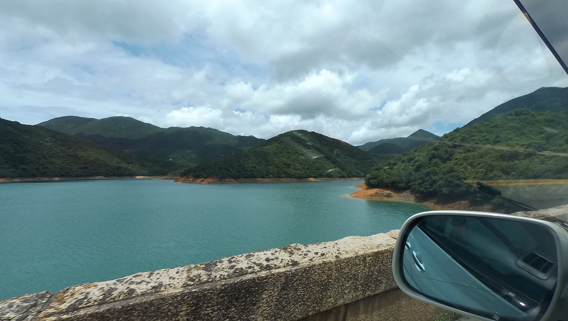 See the beautiful Tai Tam Tuk Reservoir from private car.