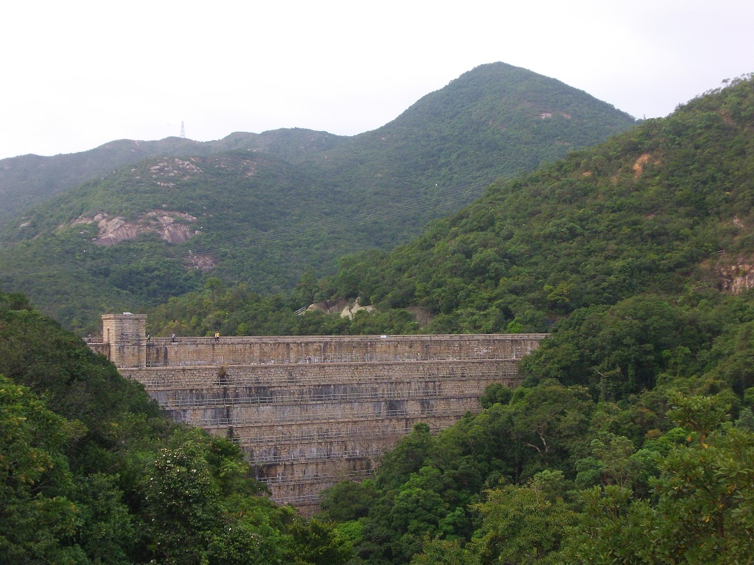 The dam looks like a castle.